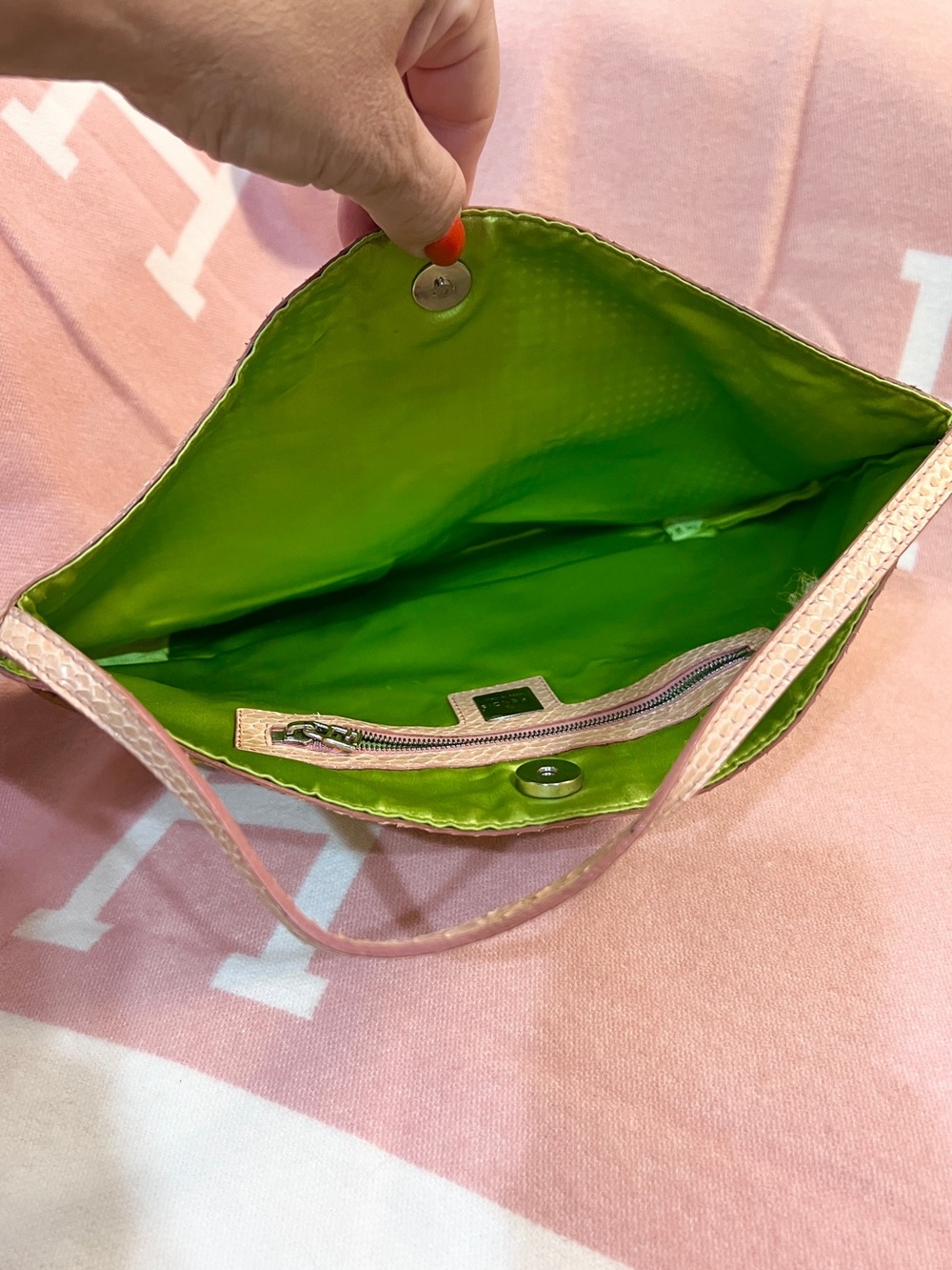 FENDI🌟Golden-yellow neon green Patent Perforated Shoulder Bag with Pink! - Picture 8 of 14